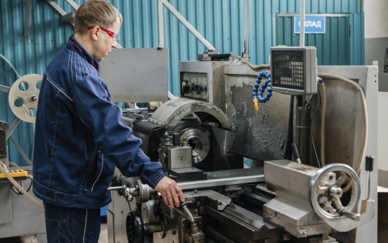 Токарные работы по металлу позволяют решить проблему замены деталей для станков, машин и агрегатов промышленных линий, которые либо давно сняты с производства, либо их доставка из-за границы занимает массу времени